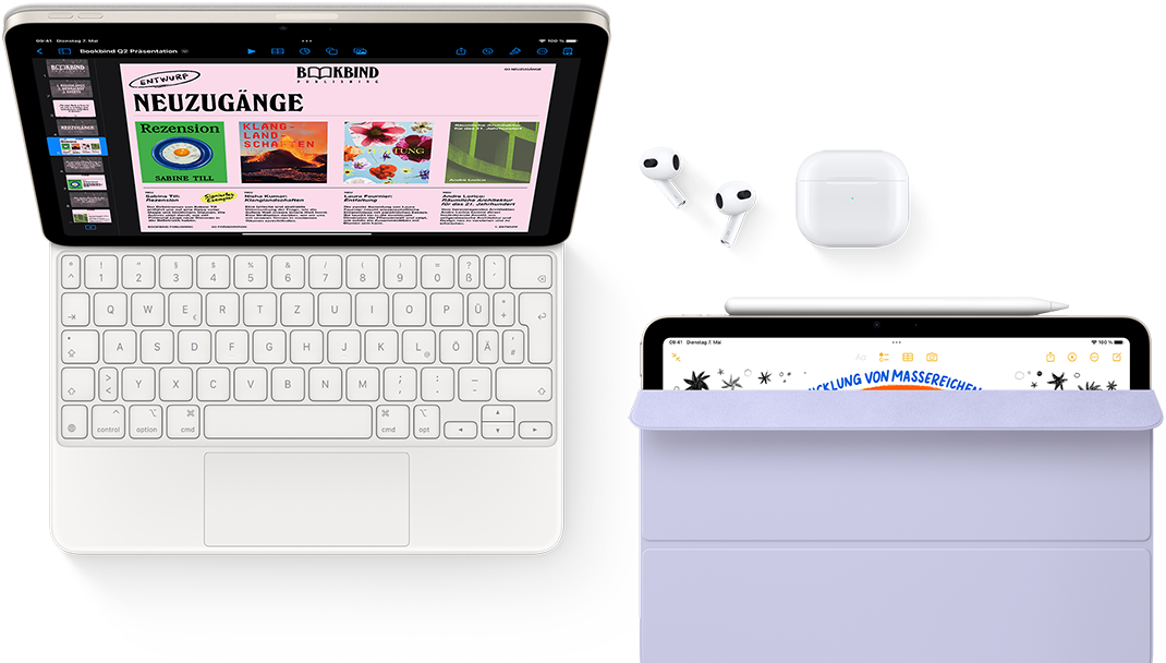 iPad Air, am Magic Keyboard befestigt, mit Airpods Pro, Apple Pencil Pro und Smart Folio Zubehör